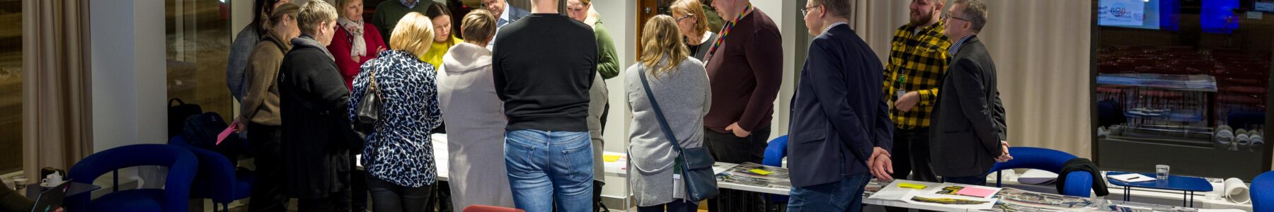 Ihmisiä yleisötilaisuudessa.