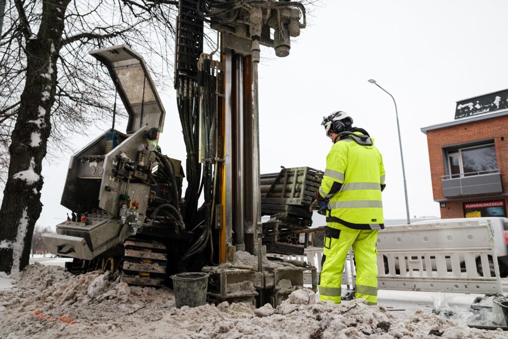 Kuvassa kairauskone ja koneen ohjaaja Hatanpään valtatiellä joulukuussa 2023