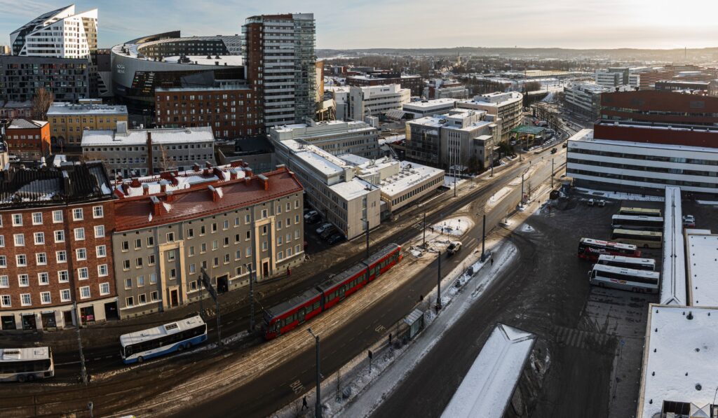 Ilmakuva ratikasta Hatanpään valtatiellä Tampeeen linja-autoaseman edustalla.