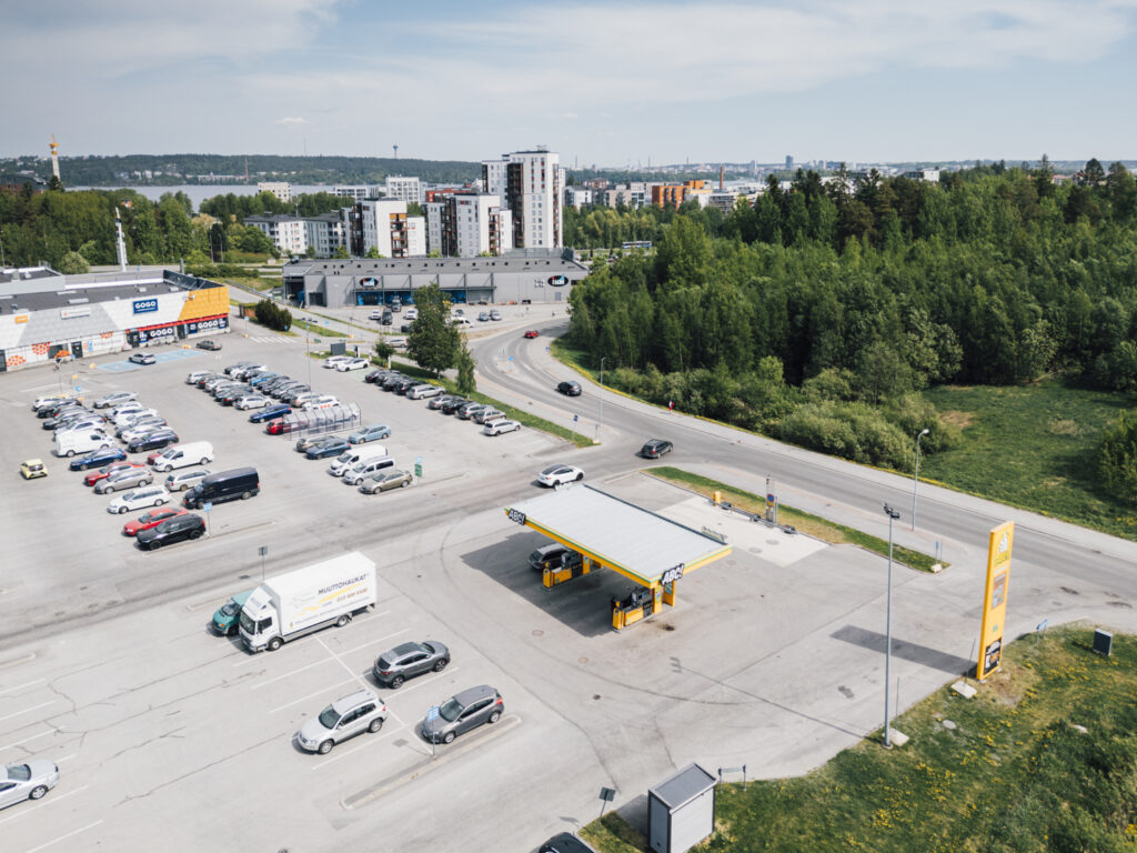 Ilmakuva Pirkkalan Prisman pihasta.