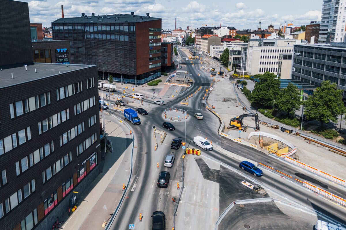 Hatanpään valtatien ja Tampereen valtatien risteyksen liikenneympyrä kuvattuna yläviistosti ilmasta.