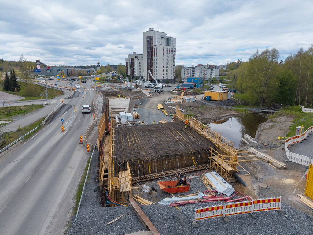 Härmälänojan pohjoinen silta ennen valua.