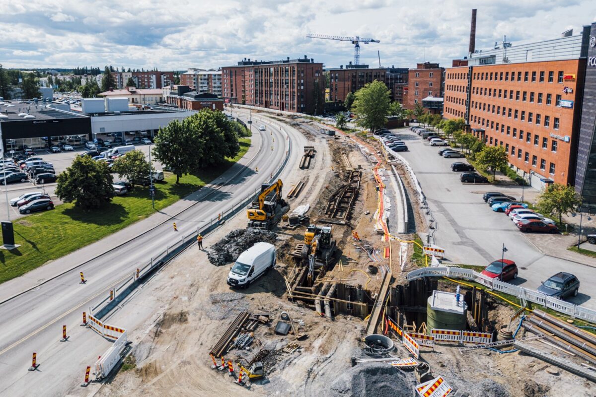 Hatanpään valtatiellä tehtyjä kunnallistekniikan töitä kuvattuna yläviistosta.