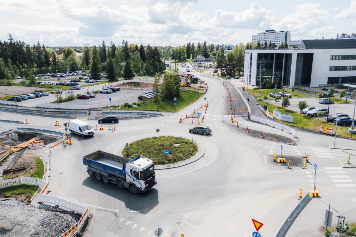 Arvo Ylpön kadun liikenneympyrä kuvattuna ilmasta.