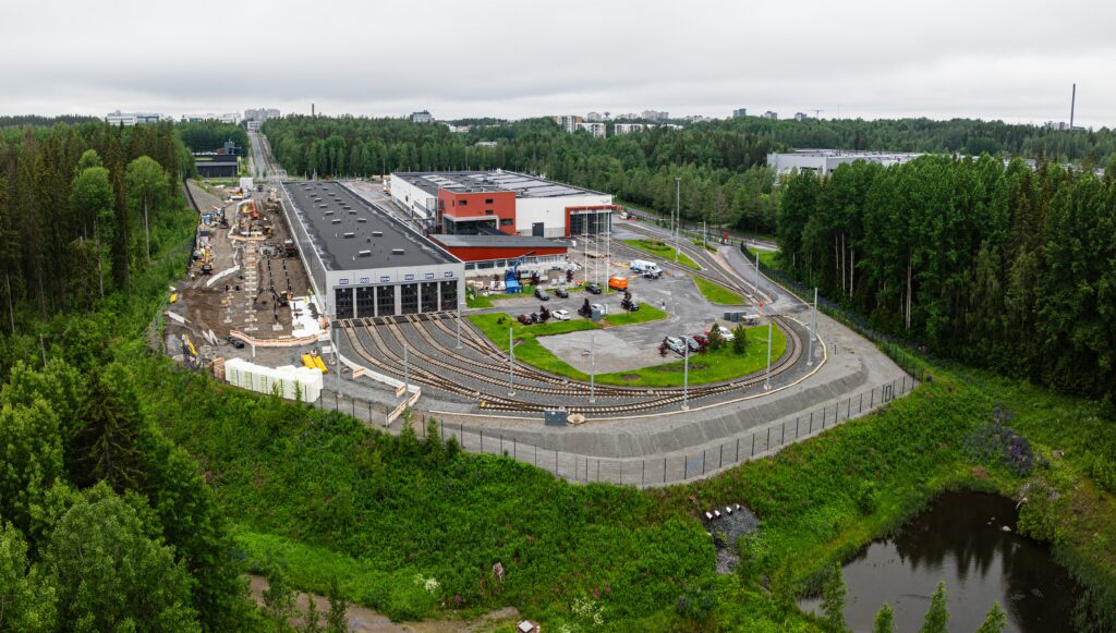 Ilmakuva Tampereen Ratikan varikosta kesäkuussa 2025