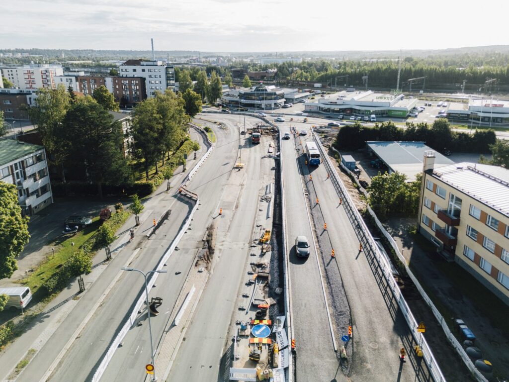 Työmaa-alueelle ja liikenteelle on varattu katualueella omat puolet Nuolialantiellä elokuussa 2025.